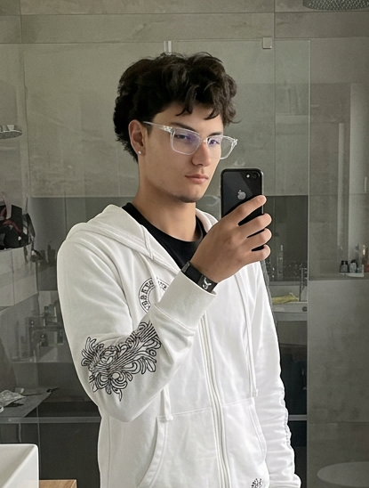 Chronovix eynəyi ilə gənc müştəri